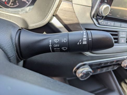 Used 2025 Nissan Altima 2.5 SV FWD image 30