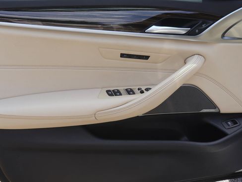 Used 2021 BMW 530i w/ Premium Package RWD image 8