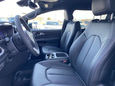 New 2026 Chrysler Pacifica Select image 25