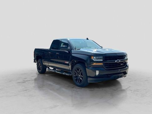 Used 2018 Chevrolet Silverado 1500 LT w/ Midnight Edition AWD/4WD image 8