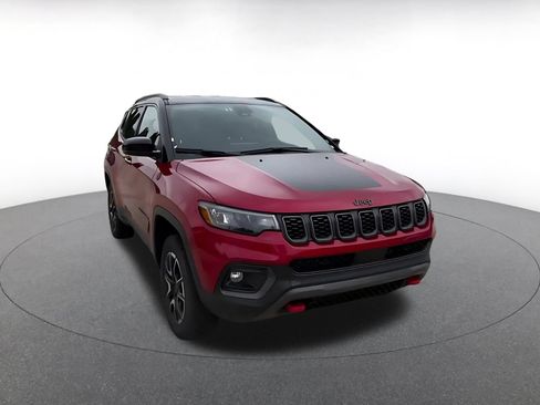 Used 2025 Jeep Compass Trailhawk AWD/4WD image 3