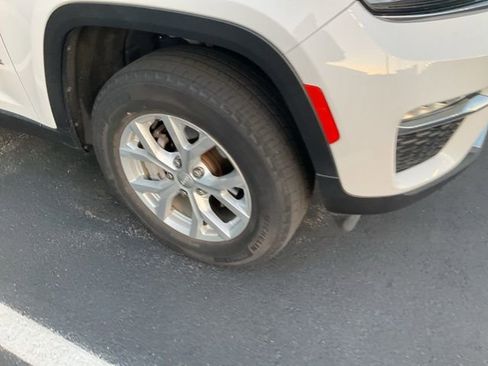 Used 2023 Jeep Grand Cherokee Limited image 3