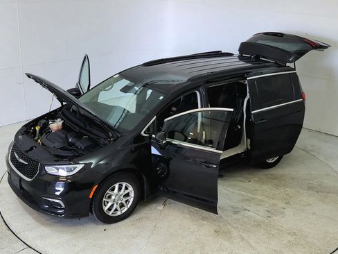 Used 2022 Chrysler Pacifica Touring-L image 49