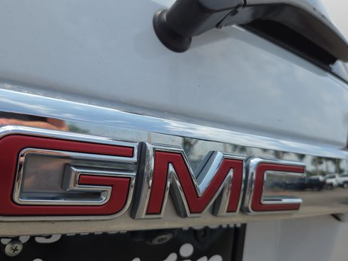 Used 2023 GMC Acadia SLT FWD image 15