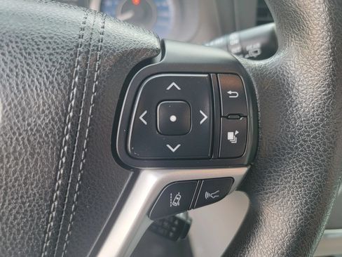 Used 2018 Toyota Sienna LE w/ Carpet Mat Package FWD image 24