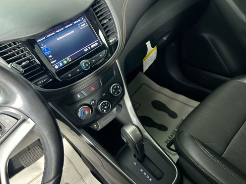Used 2022 Chevrolet Trax LT w/ LT Convenience Package image 24