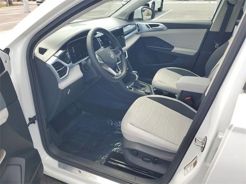 Certified 2025 Volkswagen Taos SE w/ Panoramic Sunroof Package image 16