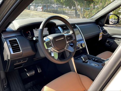 New 2025 Land Rover Discovery Dynamic SE image 8