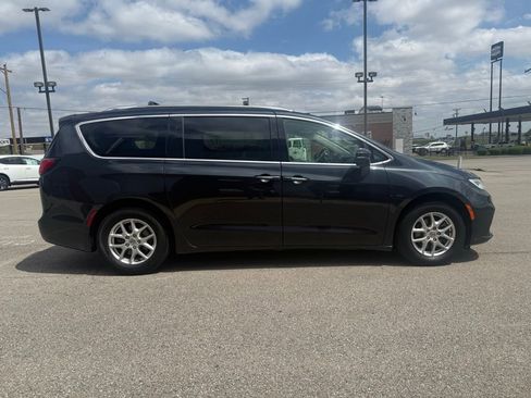 Used 2021 Chrysler Pacifica Touring-L FWD image 6