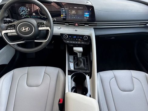 Used 2025 Hyundai Elantra Limited image 10