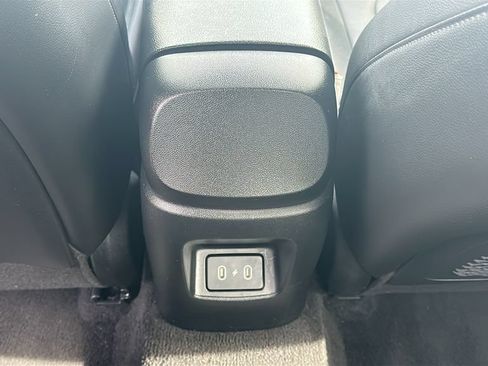 Used 2025 Hyundai Elantra Limited FWD image 32