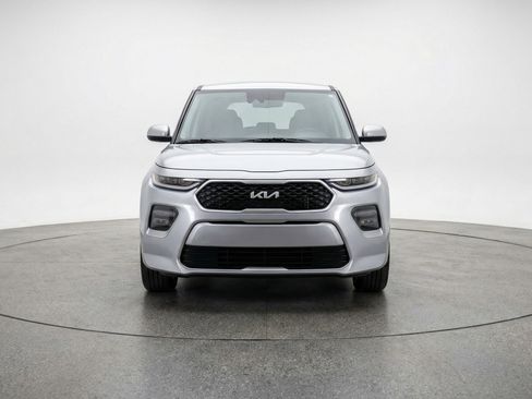 Used 2025 Kia Soul LX w/ LX Technology Package FWD image 2