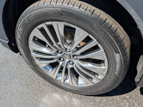 Used 2021 Toyota Venza XLE w/ Softex Package AWD/4WD image 18