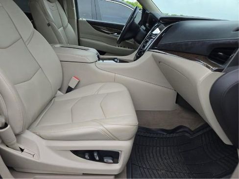 Used 2018 Cadillac Escalade ESV Luxury AWD/4WD image 4
