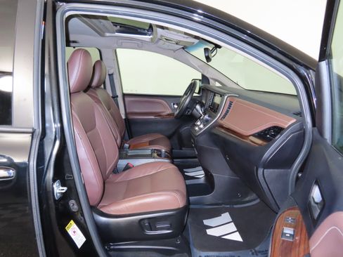 Used 2015 Toyota Sienna Limited image 36