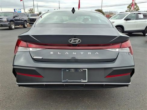 Used 2024 Hyundai Elantra SEL image 2