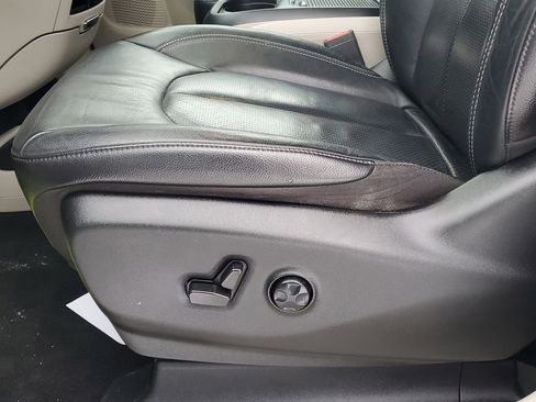 Used 2022 Chrysler Pacifica Touring-L image 14