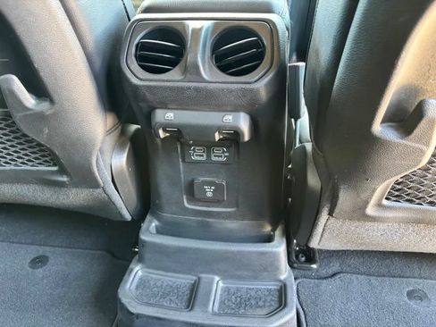 Used 2019 Jeep Wrangler Unlimited Rubicon w/ Advanced Safety Group AWD/4WD image 31