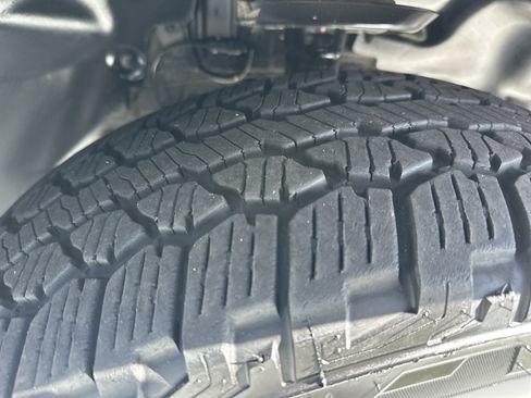 Used 2018 Jeep Cherokee Trailhawk AWD/4WD image 12