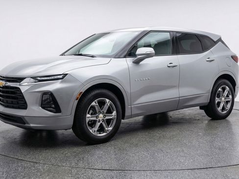 Used 2025 Chevrolet Blazer LT FWD image 3