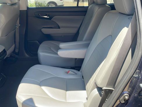 Used 2020 Toyota Highlander XLE FWD image 7