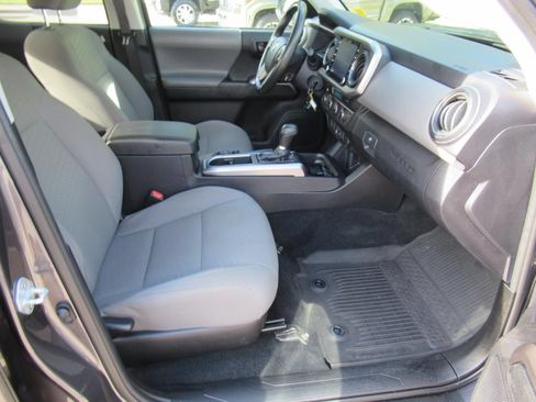 Used 2021 Toyota Tacoma SR5 AWD/4WD image 9
