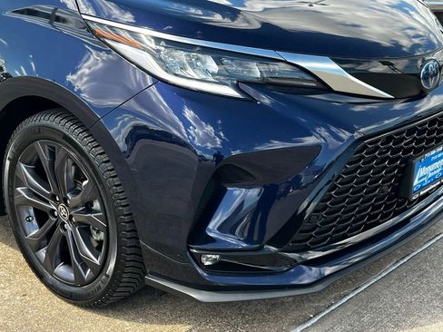 Used 2022 Toyota Sienna XSE image 9