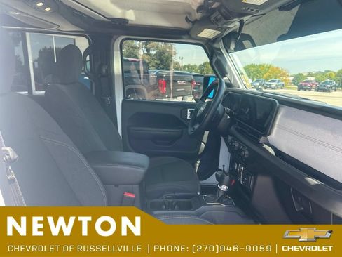Used 2025 Jeep Gladiator Sport AWD/4WD image 19
