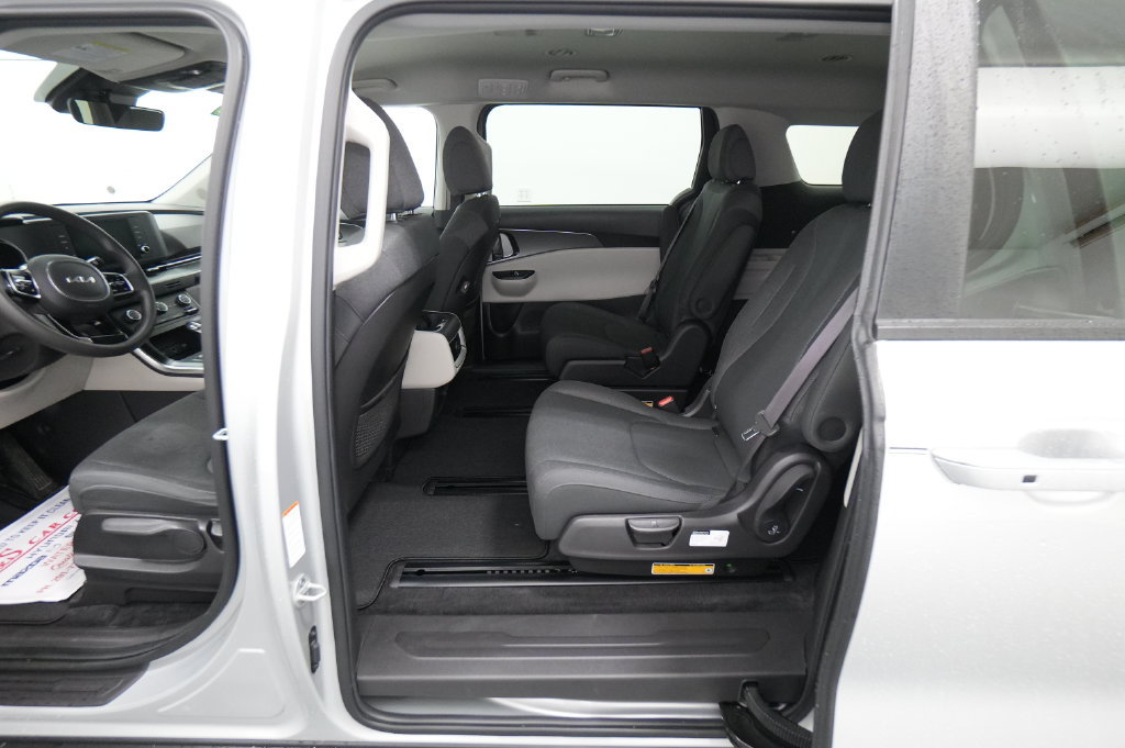 Used 2022 Kia Carnival LX FWD image 16