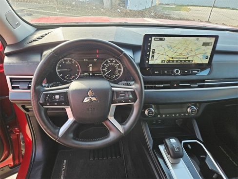 Used 2025 Mitsubishi Outlander SE image 17
