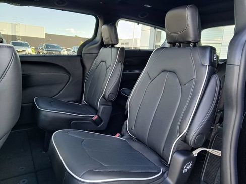 New 2027 Chrysler Pacifica Limited AWD/4WD image 14