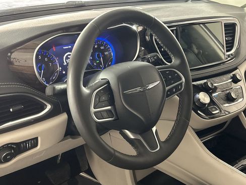 Used 2024 Chrysler Pacifica Limited FWD image 14