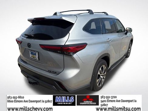 Used 2022 Toyota Highlander XLE AWD/4WD image 5