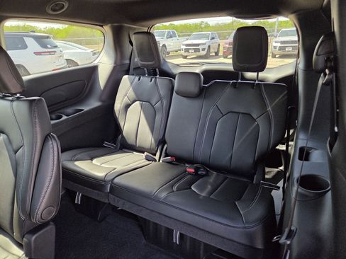 New 2026 Chrysler Pacifica Select FWD image 24