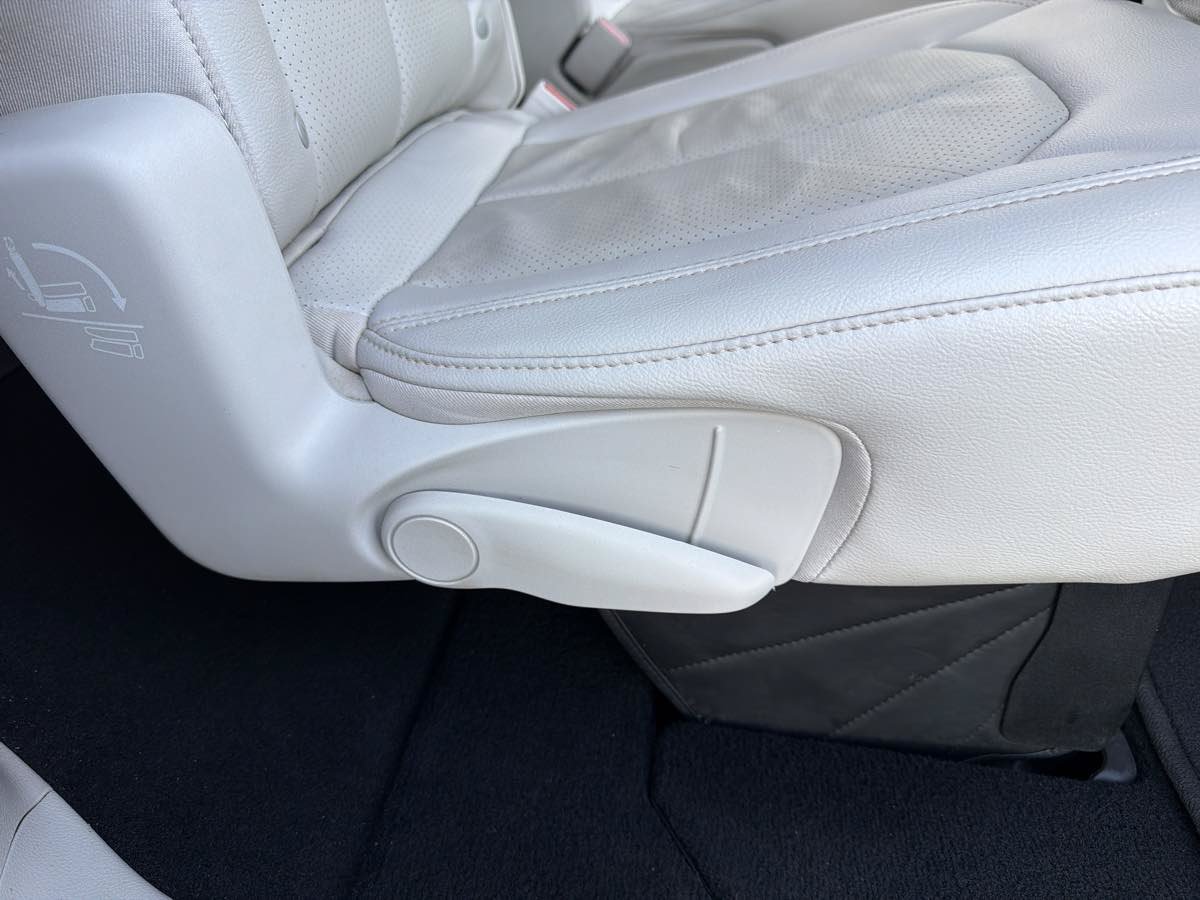 Used 2021 Chrysler Pacifica Touring-L FWD image 32