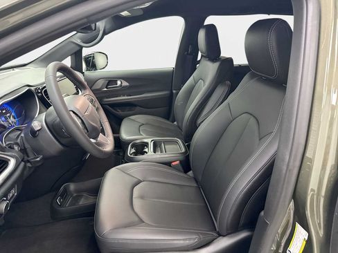 New 2027 Chrysler Pacifica Select FWD image 13