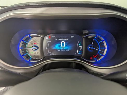 Used 2024 Chrysler Pacifica Limited FWD image 12