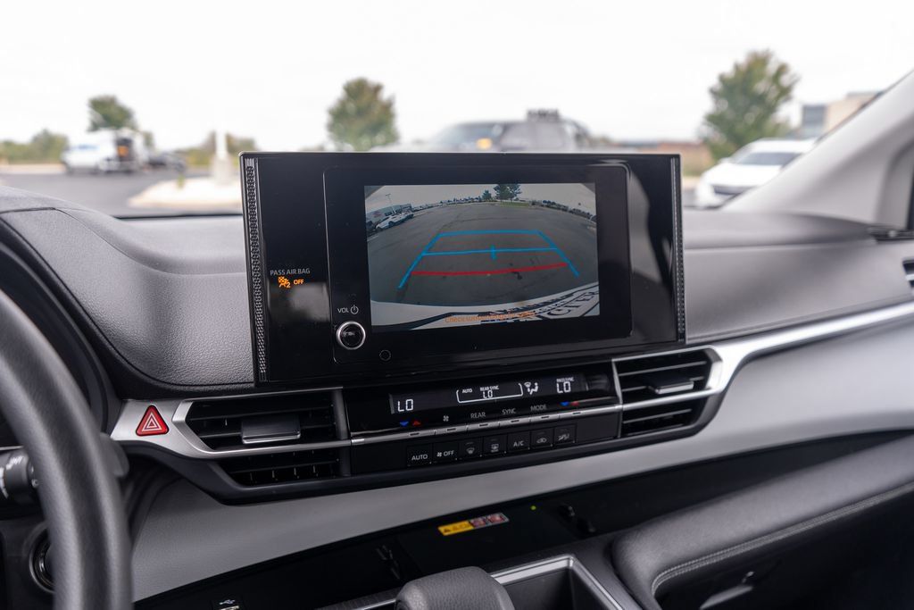 Used 2025 Toyota Sienna LE FWD image 31