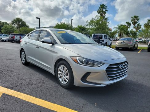 Used 2018 Hyundai Elantra SE image 1