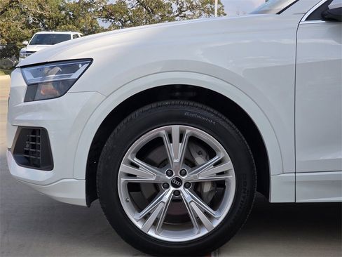 Used 2022 Audi Q8 Premium image 5