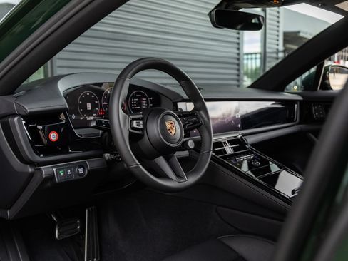 Used 2025 Porsche Panamera image 4