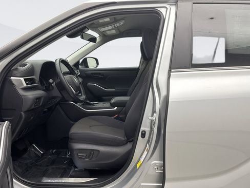 Used 2023 Toyota Highlander LE image 11
