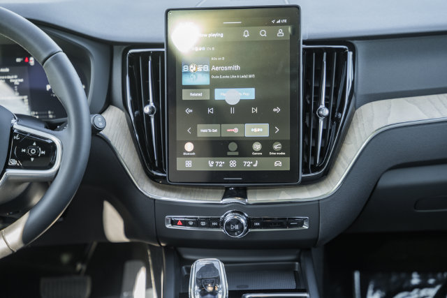 New 2027 Volvo XC60 T8 Plus AWD/4WD image 21