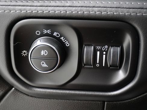 Used 2024 RAM 2500 Limited image 28