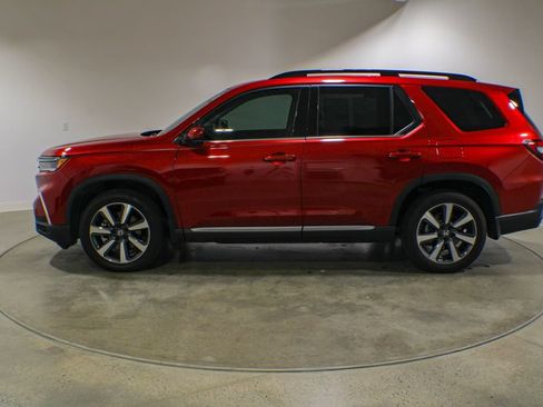 Used 2025 Honda Pilot Touring image 3