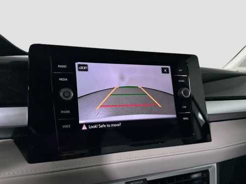 Certified 2025 Volkswagen Taos SE image 10