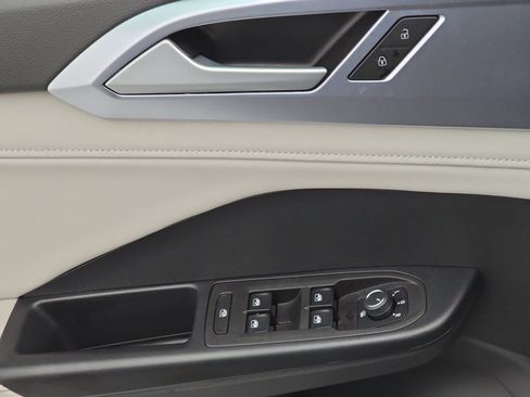 Certified 2025 Volkswagen Taos SE FWD image 28