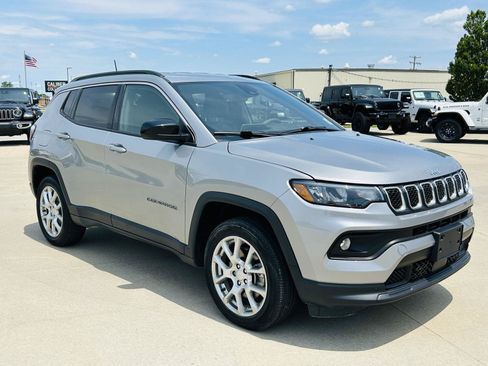 Used 2023 Jeep Compass Latitude AWD/4WD image 2