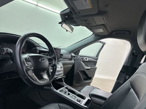 Used 2022 Ford Explorer XLT w/ Equipment Group 202A image 31