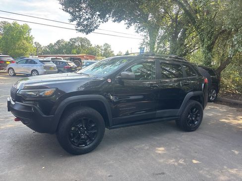 Used 2019 Jeep Cherokee Trailhawk AWD/4WD image 2